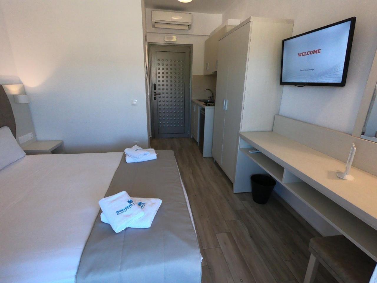 Finikas Garden Beach Resort Nikiti Buitenkant foto